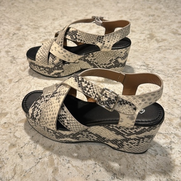 NEW~QUPID~STONE BLACK~SNAKE~STRAPPY WEDGE SANDALS~3 1/4” HEEL~SIZE 8~BR - Picture 8 of 10